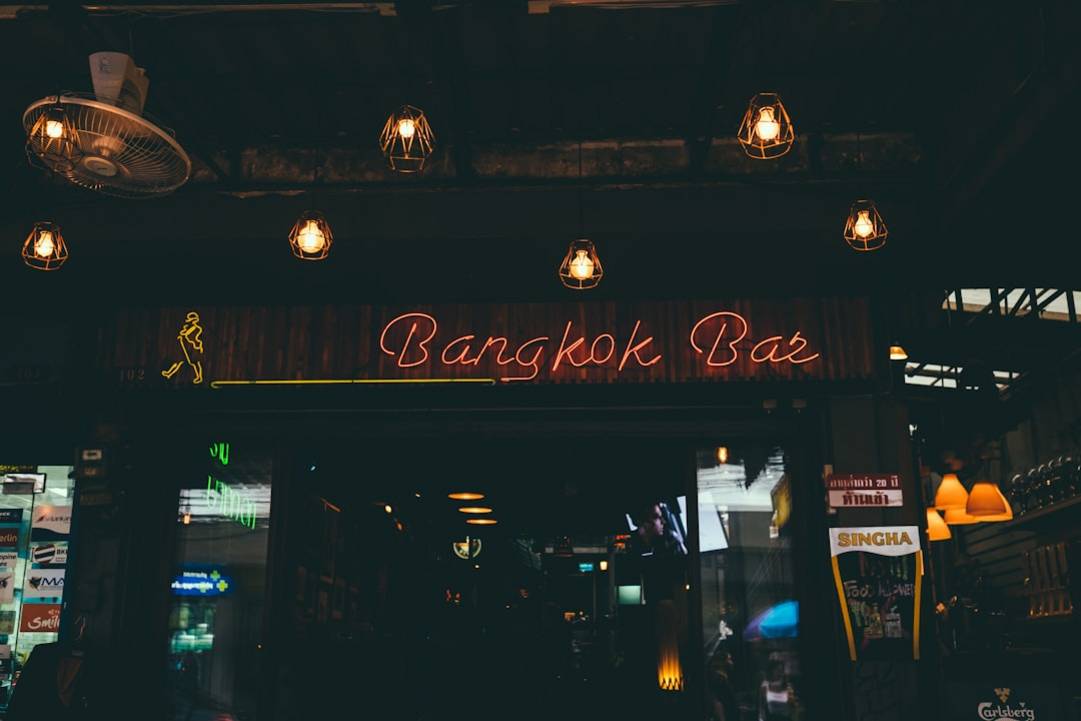Encontrando los mejores bares speakeasy y experiencias de cócteles únicas en Asia preparation