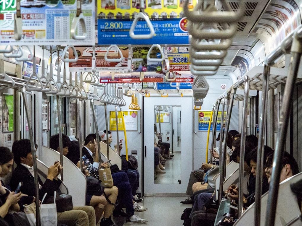 transport in Japón and Vietnam