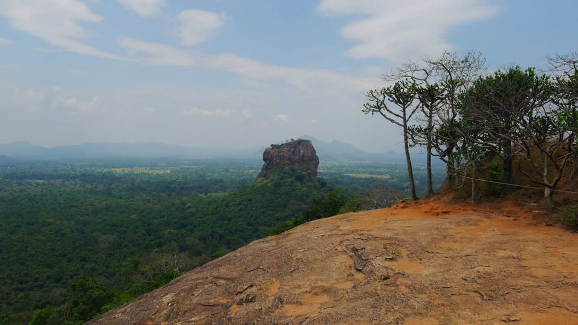 Roca de Pidurangalapidurangala-rockSigiriya overview