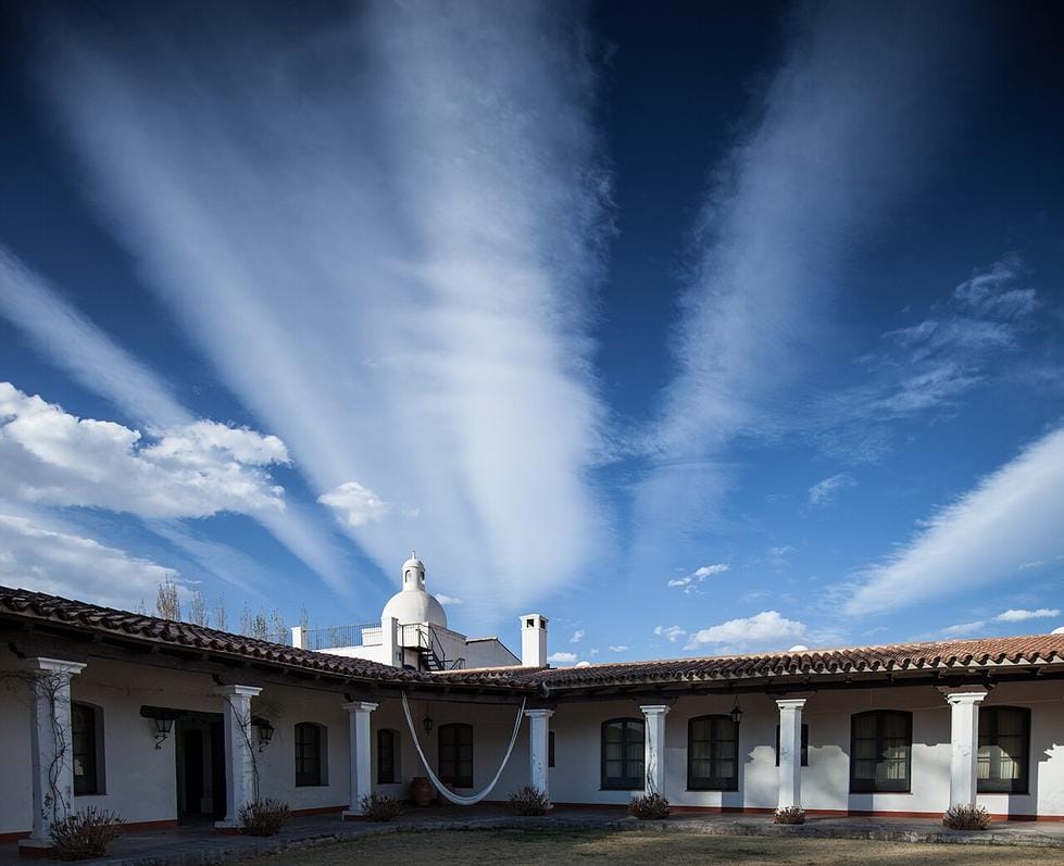 9 Things to do in Cafayate: Valle del Torrontés y Quebrada de las Conchas 1 El aroma seco de la vid se mezcla con el viento cálido en la plaza principal de Cafayate, en el centro de la ciudad.