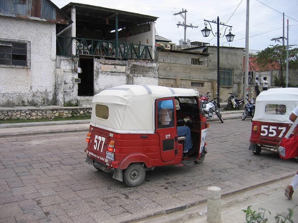 El aroma a café tostado llena las calles empedradas del barrio Santa Bárbara, mientras el sol calienta la orilla del lago Petén Itzá.