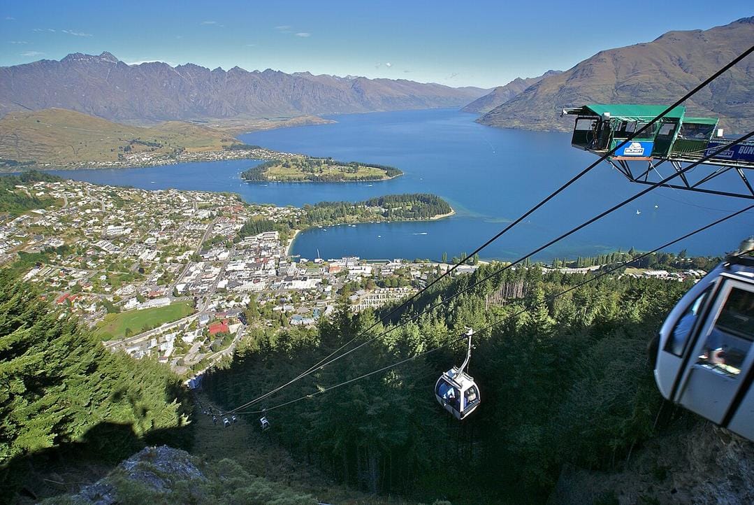 El olor a pino fresco y el sonido del agua chocando en la orilla de Queenstown Gardens marcan el inicio de un día activo.