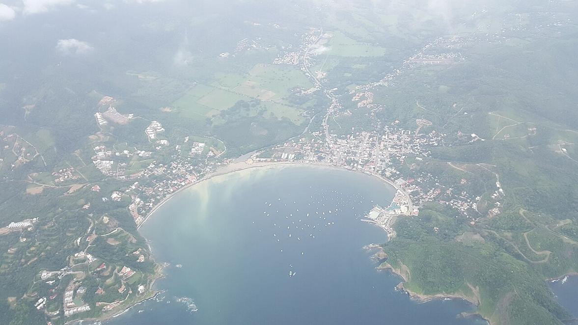 10 Things to do in San Juan del Sur: Surf y Aventura en Nicaragua 1 El olor a sal y madera quemada llena el aire en el mirador de La Punta, con las olas de Maderas rompiendo cerca.