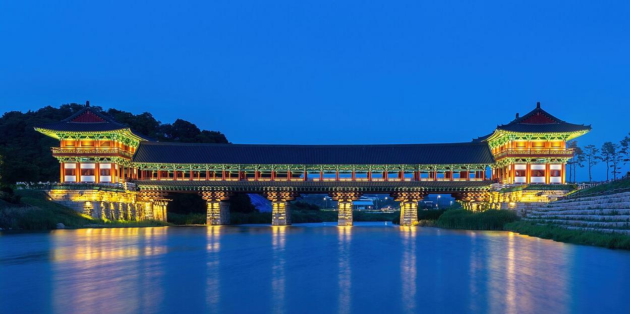 El aroma a incienso flota en el aire mientras caminas por el templo Bulguksa, en el centro histórico de Gyeongju.