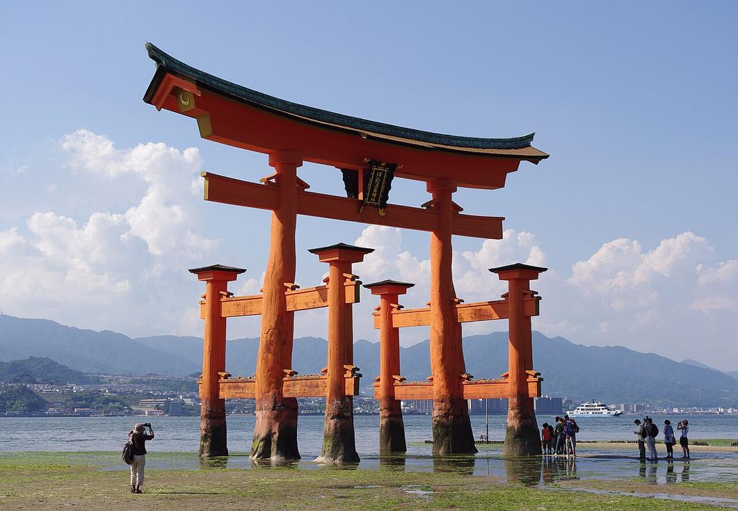 El olor a sal marina y el sonido de las olas en el puerto de Miyajima marcan el inicio de la ruta hacia el monte Misen.