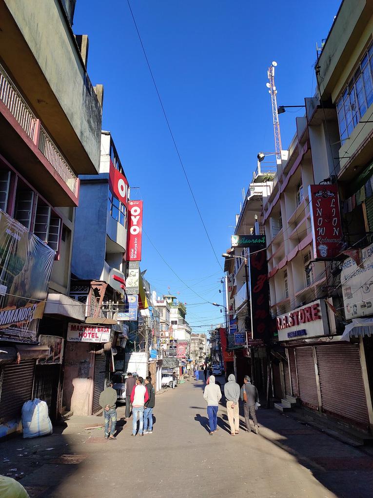 En el corazón de Shillong, el mercado de Police Bazaar rebosa de colores y aromas locales.