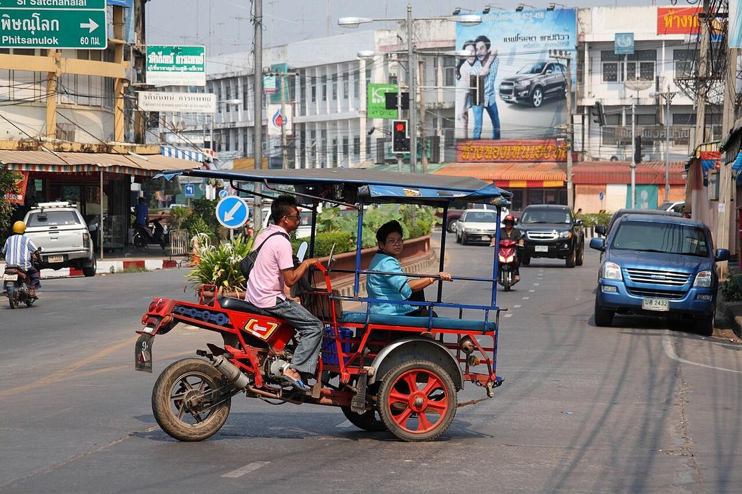 El olor a loto flota en el aire mientras pedaleas junto al estanque en el Parque Histórico de Sukhothai, en el centro histórico.