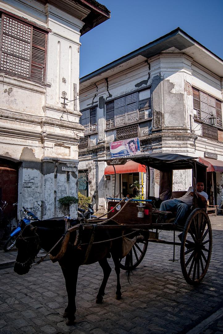 El sonido rítmico de los cascos de caballo resuena en la empedrada Calle Crisologo, en el corazón del centro histórico de Vigan.