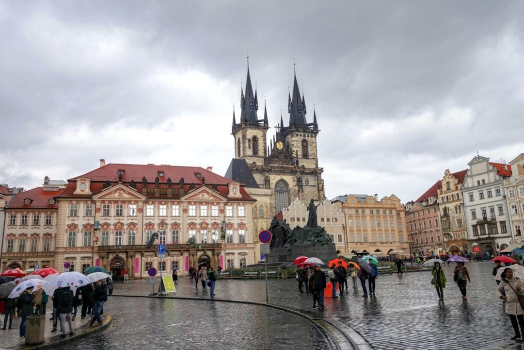 Código de vestimenta para Hungary | ¿Qué ropa llevar en 2026? 2 Hungary climate and travel clothing